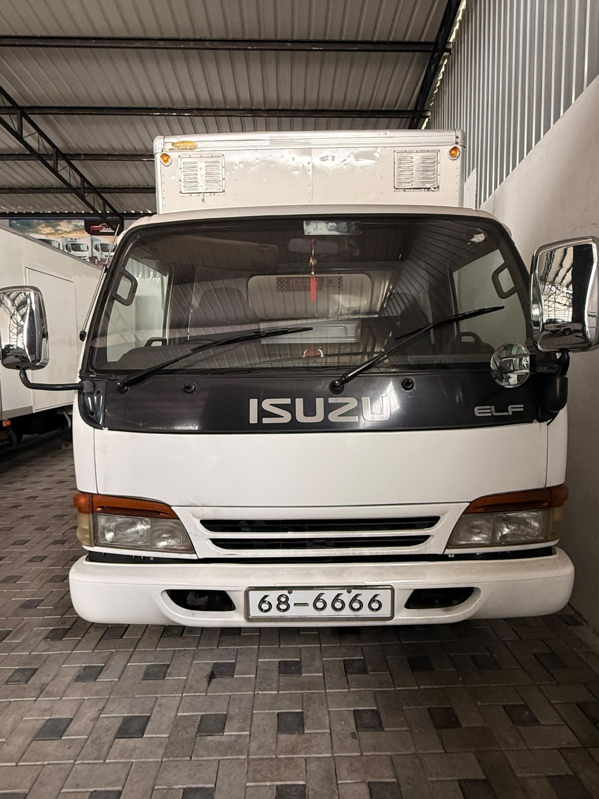 isuzu ELF white /brown