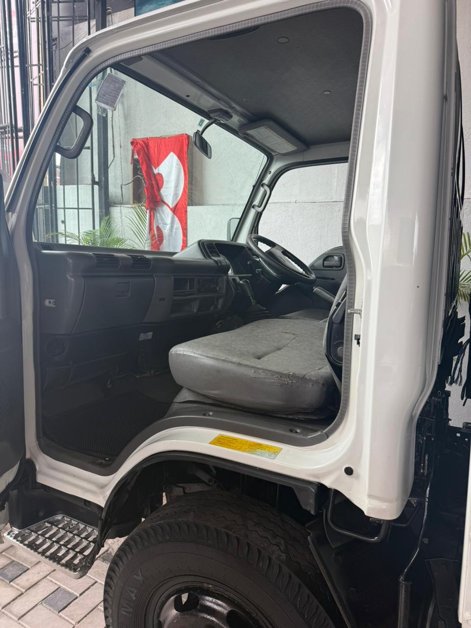 Isuzu NKR WHITE